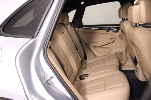 Certified 2025 Porsche Macan Turbo image 32
