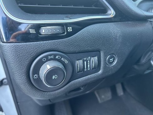 Used 2023 Jeep Cherokee Altitude Lux image 15