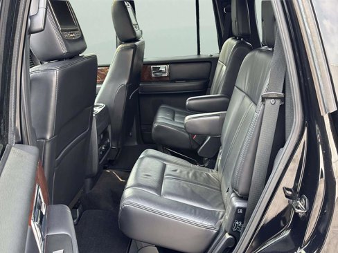 Used 2016 Lincoln Navigator Select image 14