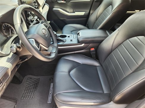 Used 2022 Toyota Highlander XLE image 14