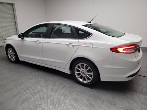 Used 2017 Ford Fusion SE w/ Fusion SE Technology Package image 3