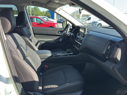 Used 2023 Nissan Pathfinder SV image 10