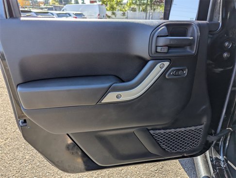 Used 2015 Jeep Wrangler Unlimited Rubicon w/ Connectivity Group image 10