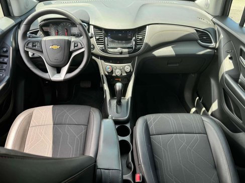 Used 2022 Chevrolet Trax LT w/ LT Convenience Package image 12