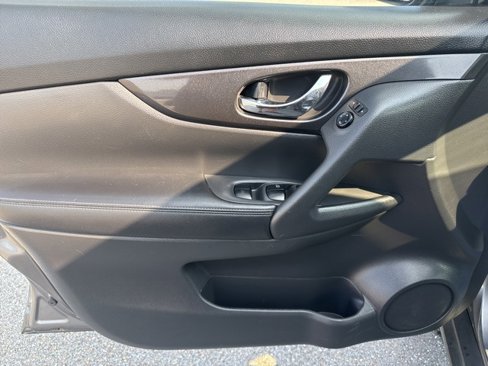 Used 2019 Nissan Rogue SV image 10