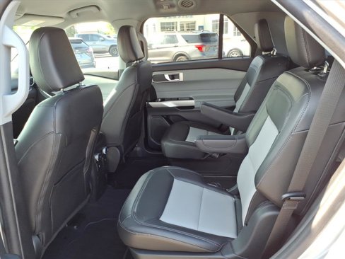 Used 2022 Ford Explorer XLT w/ Equipment Group 202A image 9