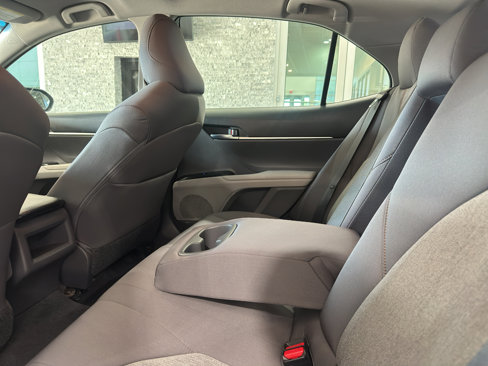 Used 2018 Toyota Camry LE image 12