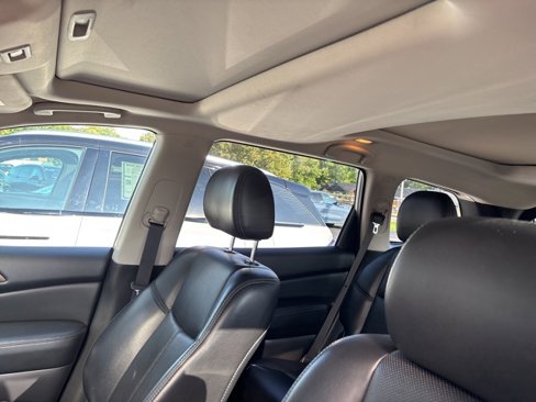 Used 2017 Nissan Pathfinder Platinum image 10