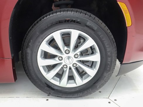 Used 2018 Chrysler Pacifica Touring-L image 31