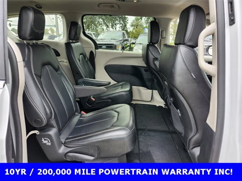 Used 2023 Chrysler Pacifica Touring-L image 11
