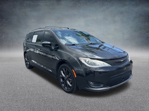 Used 2019 Chrysler Pacifica Touring-L Plus w/ Advanced Safetytec Group image 2