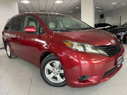 Used 2012 Toyota Sienna LE image 1