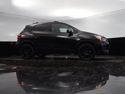 Used 2022 Chevrolet Trax LT w/ Midnight Edition image 24
