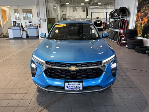 Used 2025 Chevrolet Trax LT w/ Driver Confidence Package image 2