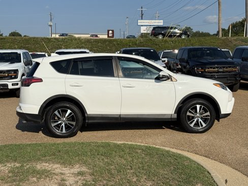 Used 2018 Toyota RAV4 XLE image 4