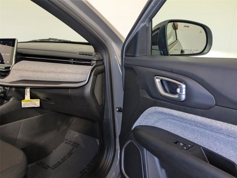 Used 2023 Jeep Compass Sport image 4