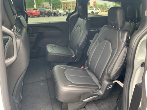 New 2025 Chrysler Pacifica Select image 26