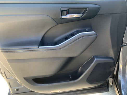 Used 2020 Toyota Highlander XLE image 13