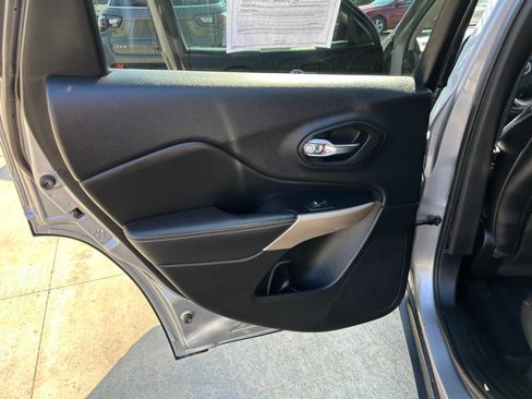 Used 2017 Jeep Cherokee Limited image 9