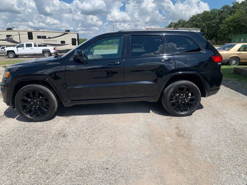 Used 2019 Jeep Grand Cherokee Altitude image 2