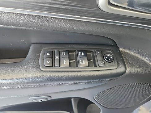 Used 2019 Jeep Grand Cherokee Limited image 16