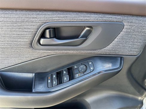Used 2023 Nissan Rogue S image 8