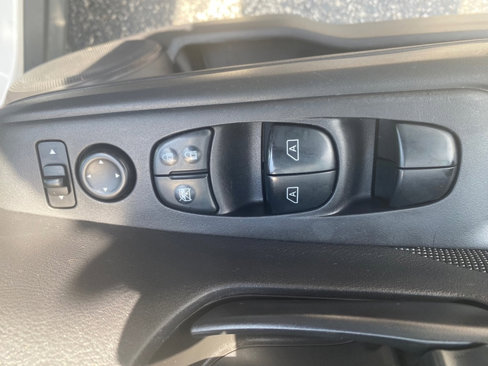 Used 2020 Nissan Kicks S image 12
