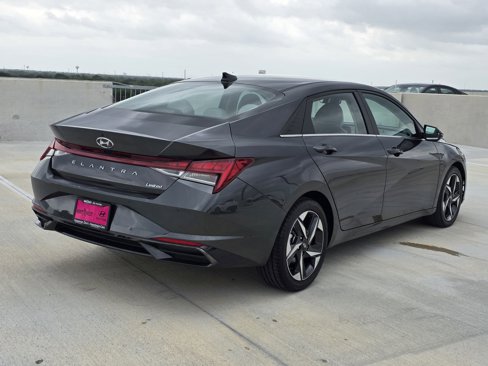 Used 2022 Hyundai Elantra Limited image 6