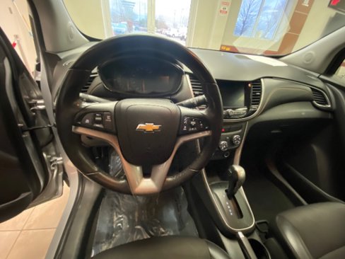 Used 2020 Chevrolet Trax LT w/ LT Convenience Package image 8