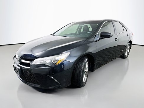 Used 2017 Toyota Camry SE image 3