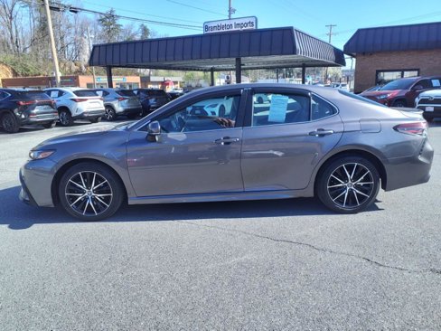 Used 2022 Toyota Camry SE image 5
