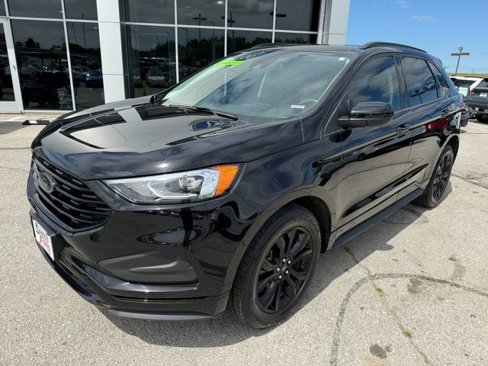 Used 2023 Ford Edge SE w/ Black Appearance Package image 3