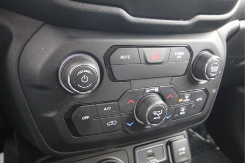Used 2020 Jeep Renegade Limited image 23