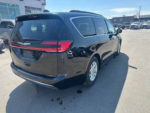 Used 2022 Chrysler Pacifica Touring-L image 3