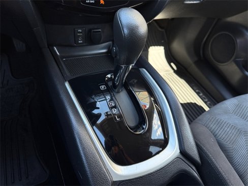 Used 2016 Nissan Rogue SV image 16