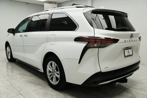 Used 2024 Toyota Sienna Limited image 4