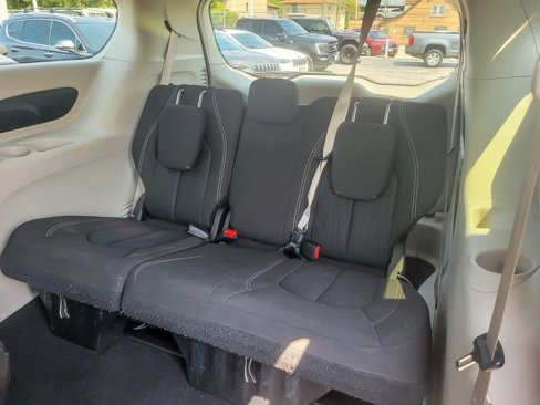 Certified 2023 Chrysler Voyager LX image 10