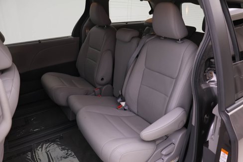 Used 2015 Toyota Sienna L image 9