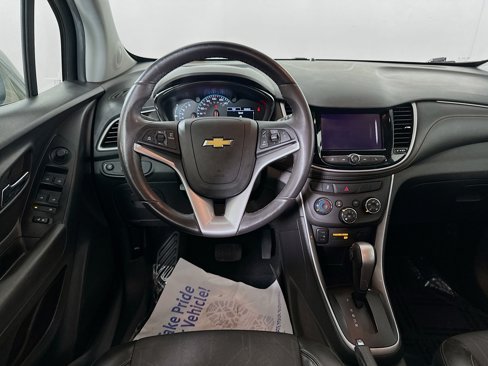 Used 2020 Chevrolet Trax LT w/ LT Convenience Package image 19