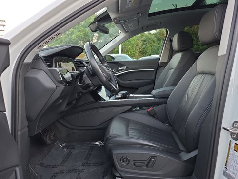 Used 2022 Audi e-tron Premium Plus w/ Premium Plus Package image 23