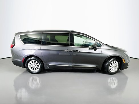 Used 2019 Chrysler Pacifica Touring-L image 8