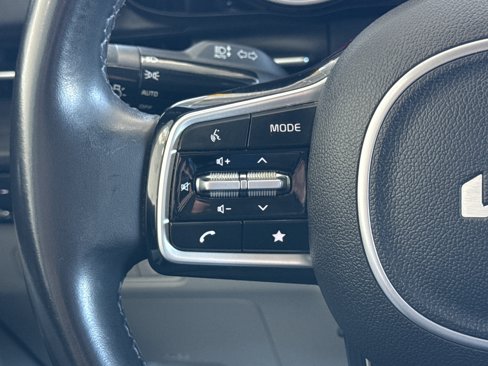 Used 2022 Kia Carnival EX image 36