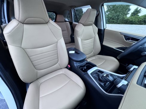 Used 2020 Toyota RAV4 XLE Premium image 18