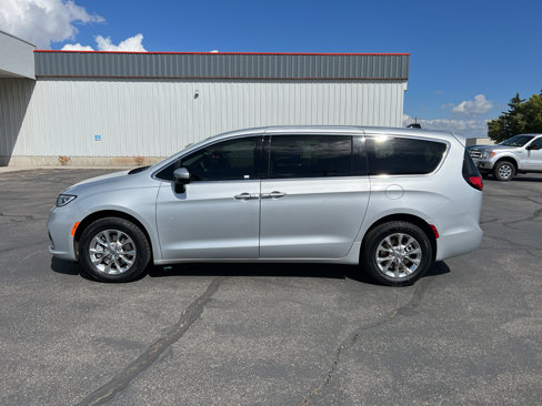 Used 2023 Chrysler Pacifica Touring-L image 2