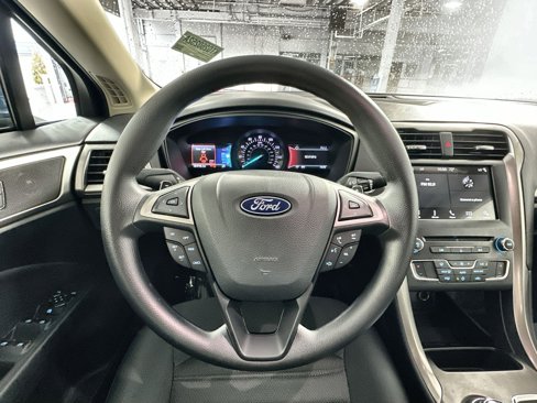 Used 2018 Ford Fusion SE w/ Fusion SE Technology Package image 16