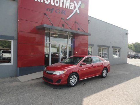 Used 2014 Toyota Camry LE image 1