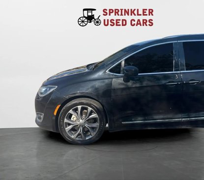 Used 2017 Chrysler Pacifica Limited image 16