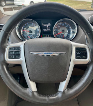 Used 2015 Chrysler Town & Country Touring w/ Driver Convenience Group image 8