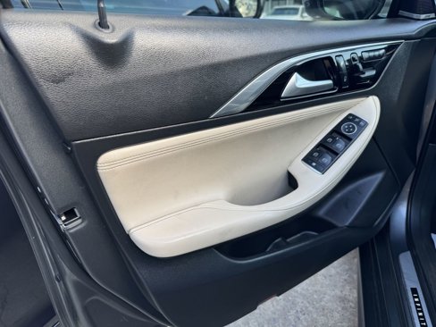 Used 2018 INFINITI QX30 Premium w/ Navigation Package image 10