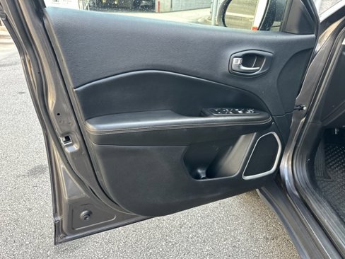 Used 2018 Jeep Compass Latitude w/ Cold Weather Group image 11